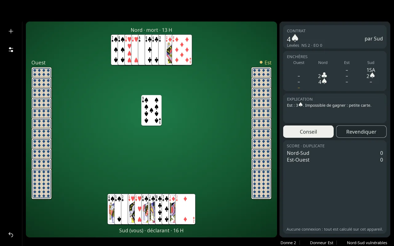 Table de Bridge hors ligne sur ordinateur, en cours de jeu : contrat 4 pique joué par Sud, mort en Nord, mains d’Ouest et d’Est de dos, panneau des enchères et du score à droite.