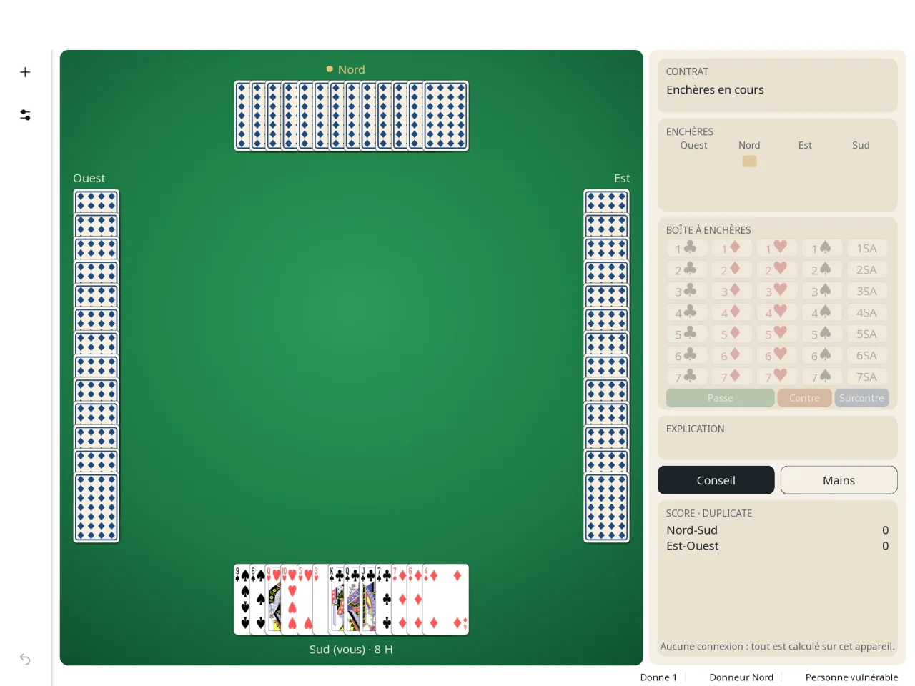 Bridge hors ligne sur tablette en thème clair : début des enchères, Nord doit annoncer, boîte à enchères et score dans la colonne de droite.
